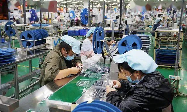 他们是大学生,iphone13上市前,他们在富士康流水线上"淘金"