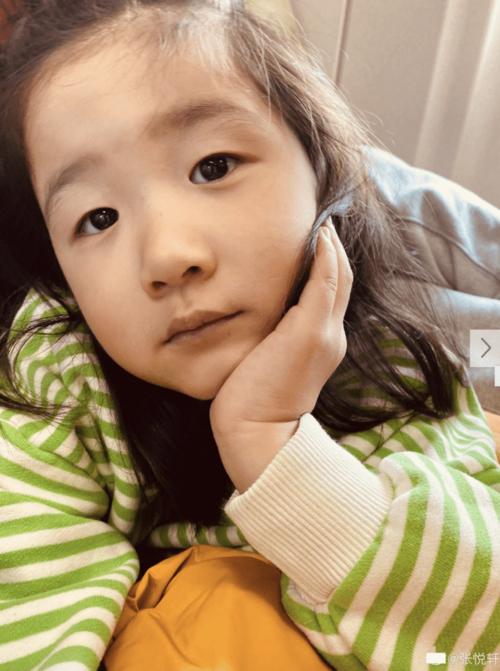 天天妹妹单手托腮,直视镜头,又萌又可爱.