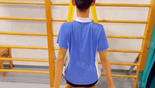 脊柱侧弯康复13岁男孩康复治疗后脊柱回直身体回归中线摆脱脊柱侧弯