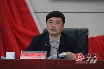 在职学历为省委党校研究生,曾任中共花垣县委书记