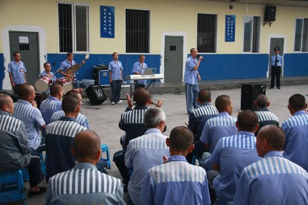 被判"无期徒刑"的犯人,在监狱里如何生活?工作有工资么?