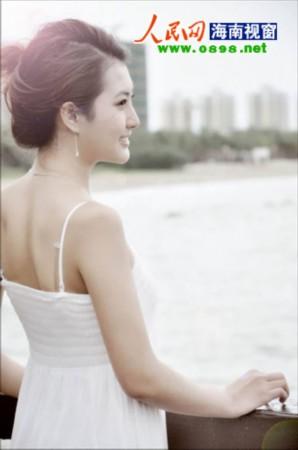 "第一美差"冠军张燕和海南广播电视总台主持人王丝,糖糖,彭真子在现场