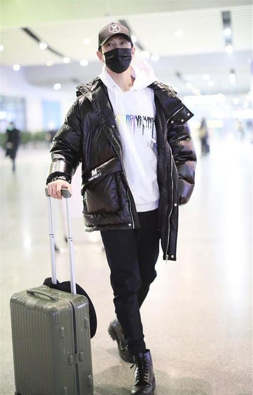 男演员的穿搭堪比年轻小伙黑羽绒服配白卫衣轻松穿出男神范