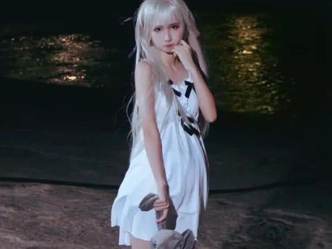 14岁萌妹玉腿裸足cos穹妹,没藏好的"玉兔"亮了,发育过早