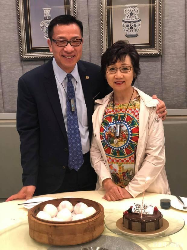 60岁张德兰罕见现身,丈夫亲密庆祝生日,结婚32年感情