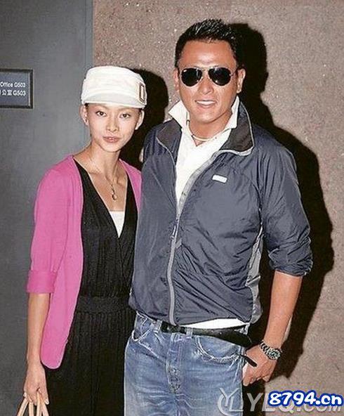 但06年魏骏杰在重庆拍剧时却认识了女大学生张利华