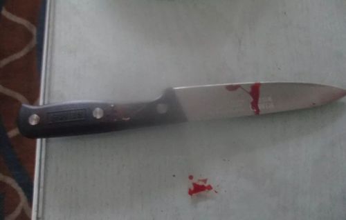 不料就在此时,口头答应的阿明,突然间操起手中的水果刀放在自己的