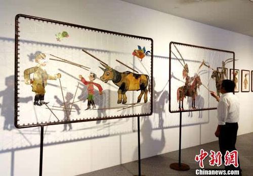 邓霞 摄 展览现场,琳琅满目的皮影作品让人目不暇接,极具观赏性.