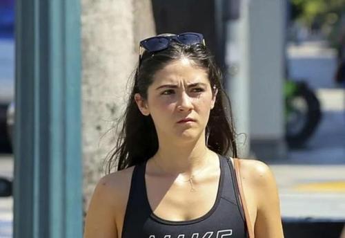 还记得《孤儿怨》扎马尾的小女孩吗?如今已长大成22岁