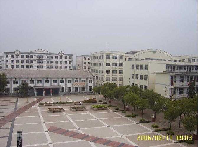  p>上蔡第一高级中学创建于1952年,简称上蔡一高,是一所历史悠久,环境