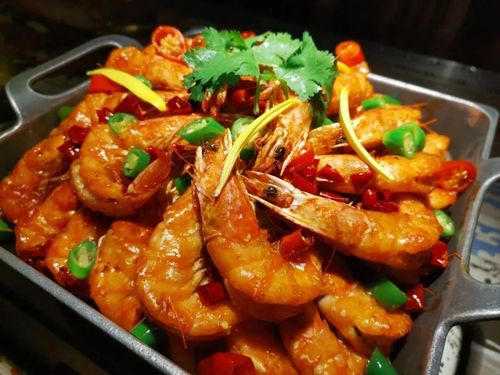 香辣虾一上桌视线都离不开了 一座 红红火火的虾山堆在眼前 麻辣鲜香