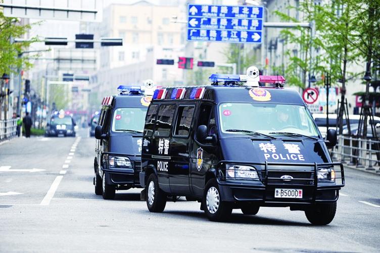 【组图】青岛ptu武装上岗 千名特警带枪巡街(组图)    为适应当前反恐