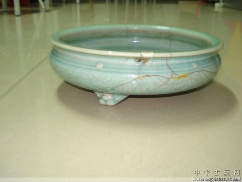 明代龙泉窑影青三足香炉