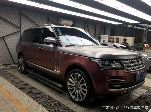 路虎揽胜的气场 用蔓越莓红电光钛灰双拼色给展现出来