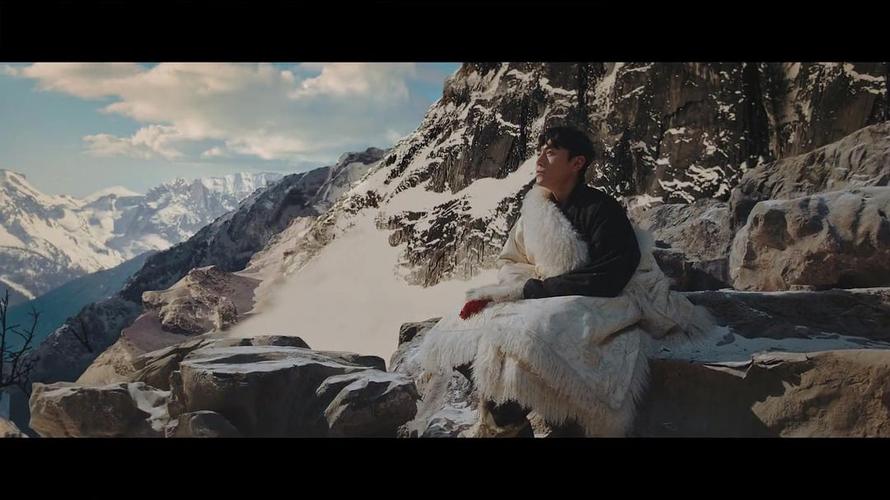 想来小哥也是一个人在雪山上的