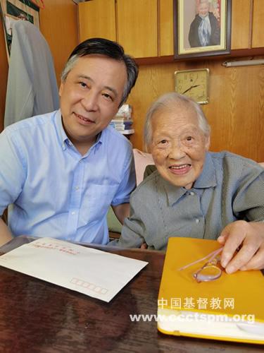 中国基督教三自爱国运动委员会主席徐晓鸿牧师看望教会前辈