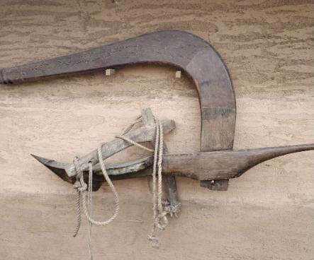 牛轭和犁铧,因为是与牛配套使用,所以经常放在一起,不分家.