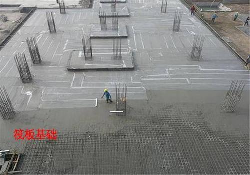 形成平板式或梁板式钢筋混凝土地板,这种结构形式就称为筏板基础