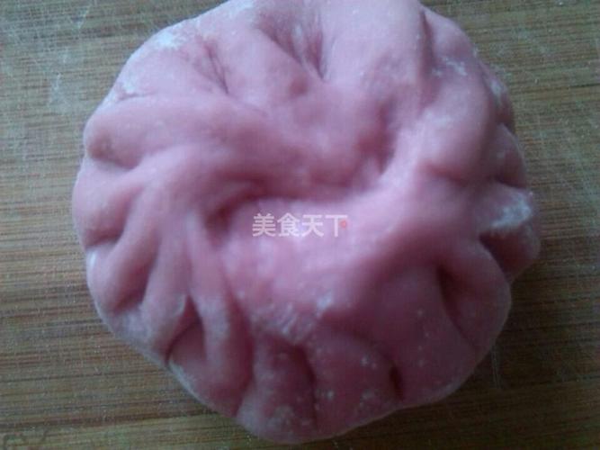 见苋菜汁红得惊艳,于是用来和面做包子,结果发现被欺骗了,入锅前以及