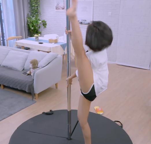 哎呀好身材:赵奕欢在家跳钢管舞,看到李伯恩的模样,想