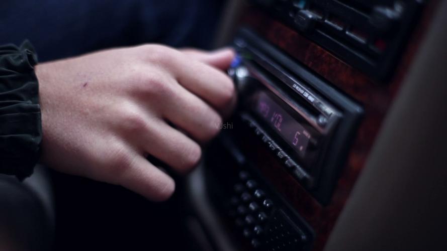 男人手调节旋转汽车广播音量按钮_1920x1080_高清视频