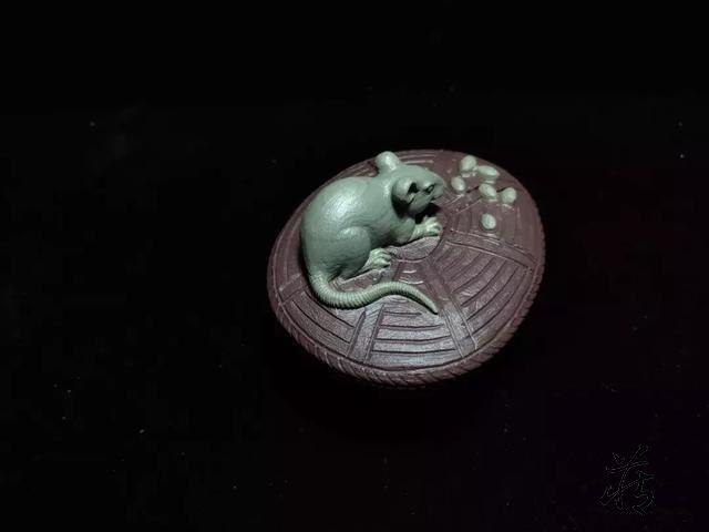 工必有意,意必吉祥,动物玉雕更是如此