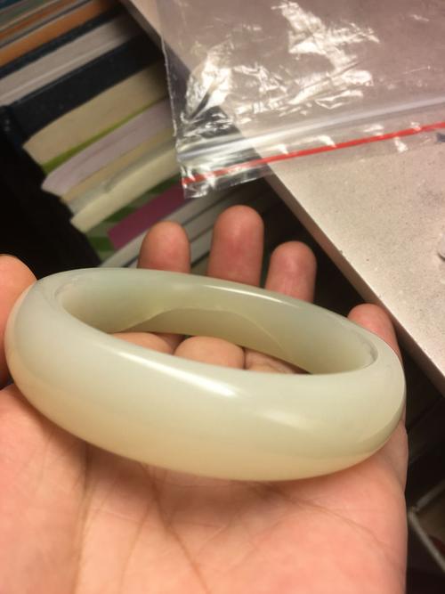 和田玉手镯上有道黄色石纹比较明显手指摸不出来,应该