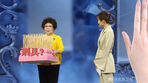 今天的《养生堂》现场,胖姐自以为正确的照镜子方式,却被赛赛指出可能