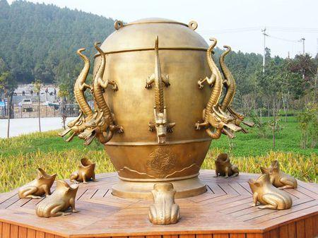 张衡发明的地动仪上有几条龙?