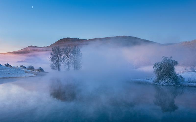 克罗地亚迎来大雾降雪天气 尽显朦胧美