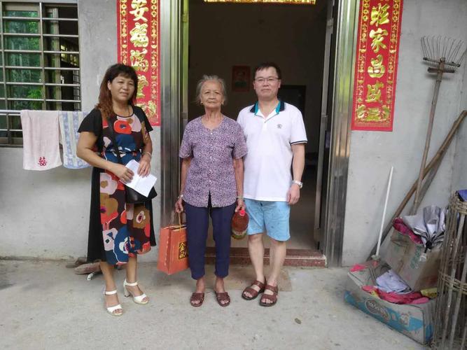 精准帮扶,中秋送暖--电白四中电城卫生院庄垌扶贫慰问