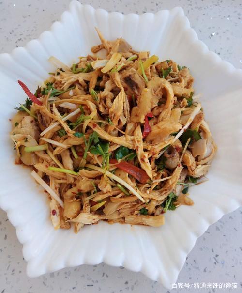 葱油手撕鸡:营养丰富,能提高食欲,好吃不腻,香嫩可口