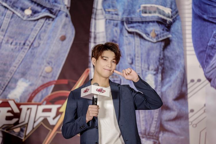 杨廷东出席全职高手粉丝见面会三套look玩转三城活动