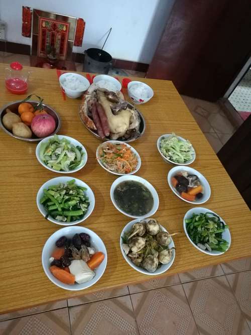 祖宗,很讲究,摆放整齐,不知道在坐的各位有没有懂这几碗菜代表的意思