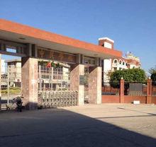 学校位于广东汕头市.是一所办学历史悠久,影响力较大的中学.