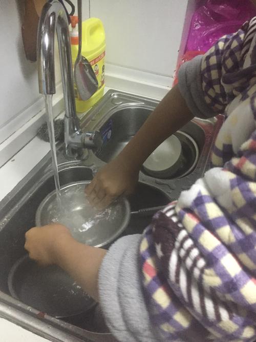 吃完晚饭就到了,我帮妈妈做家务的时候了,我要帮妈妈刷碗
