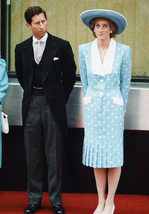 24年前,查尔斯泪流满面最后一次亲吻戴安娜,心怀愧疚地带她回家