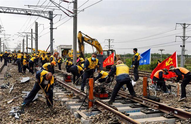 万人大片现场:中国铁路规模最大既有线"天窗"施工圆满完成