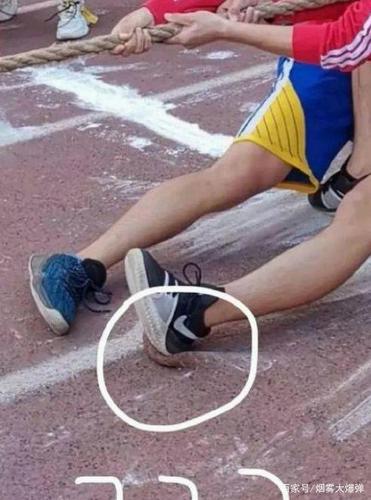 搞笑图片,学校拔河,这地面是怎么回事?