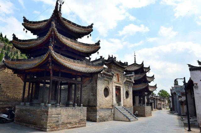 荆紫关古镇历史悠久,有着丰厚的商业文化和绚丽的古建文化遗存.