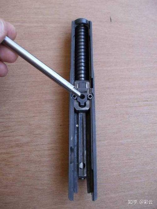 cz52手枪算是滚柱闭锁吗