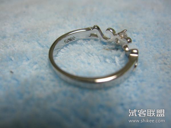 戒指内圈有s925的字样.