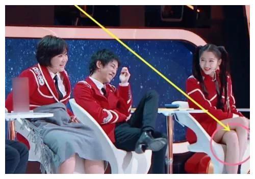 关晓彤的"坐姿"引热议,穿短裙该怎么坐?淑女行为一枝独秀