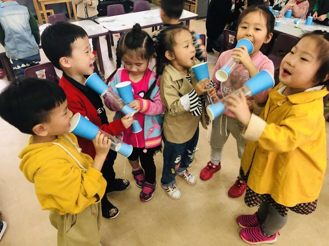 这就是神奇的 好神奇 为什么声音变大了 当我们对着扩音器的纸杯说话