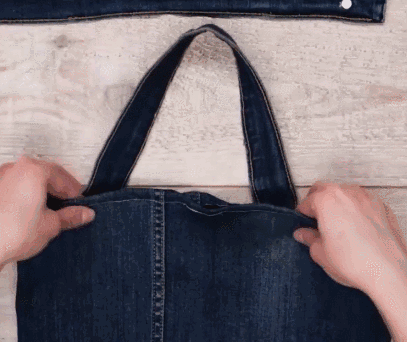 step7 最后用针线把带子缝在挎包上,整个挎包就改造好啦.