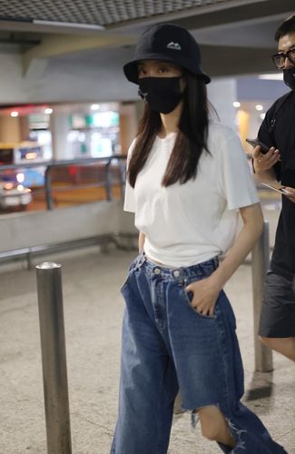 张小斐穿宽松破洞牛仔裤简约潇洒