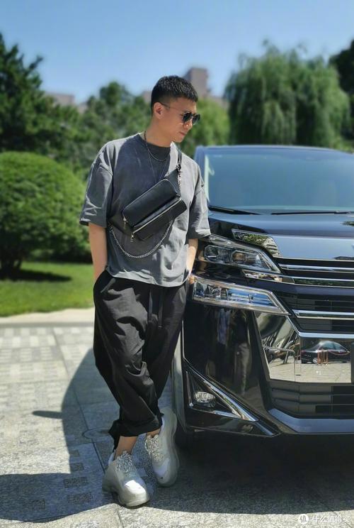 扫黑风暴再演大哥剧里凶狠的孙红雷私下穿搭有点萌