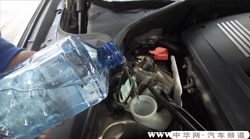 汽车雨刮器加什么水,雨刮水可以用自来水吗?