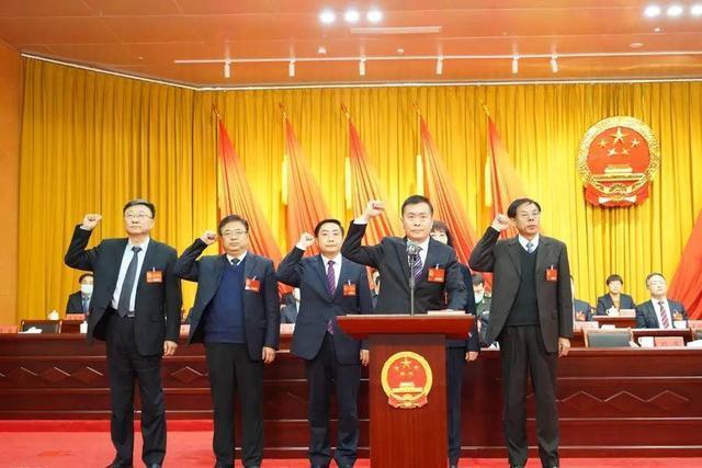 周鹏飞当选为泰山区人民政府区长