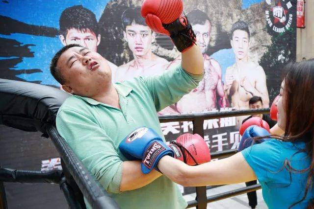 并在台上指导基础的拳击技术,还当起了陪练让拳击宝贝和现场观众体验